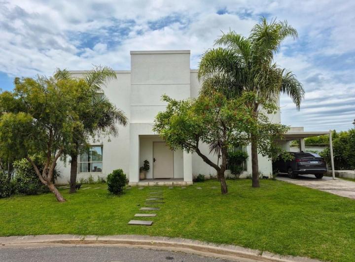 Casa · 300m² · 6 Ambientes · 2 Cocheras