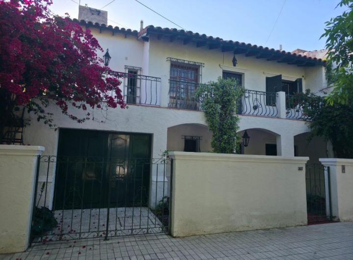 Casa · 200m² · 10 Ambientes · 1 Cochera