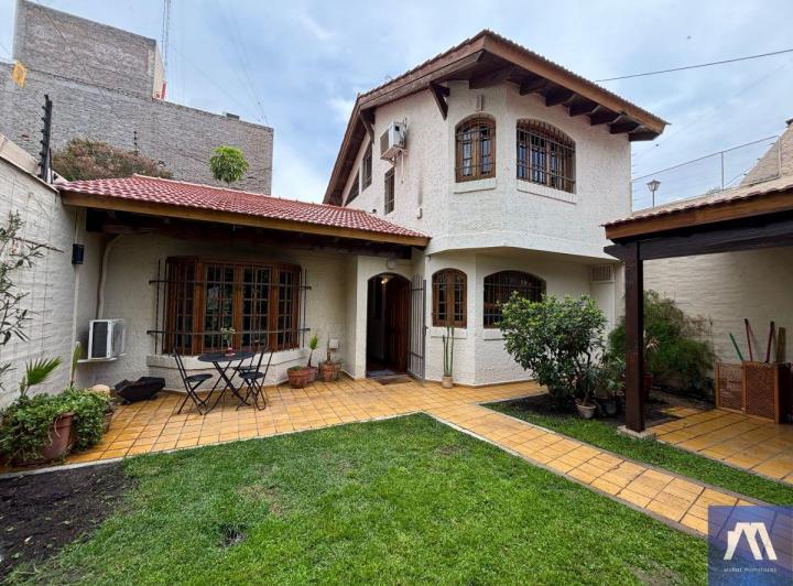 Casa · 145m² · 4 Ambientes · 1 Cochera