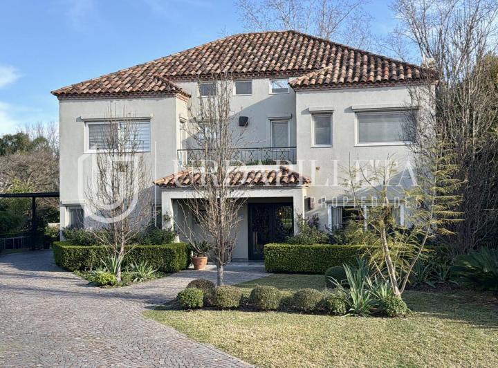 Casa · 304m² · 6 Ambientes · 1 Cochera