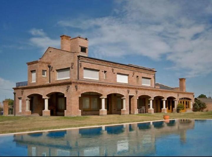 Casa · 433m² · 5 Ambientes · 6 Cocheras