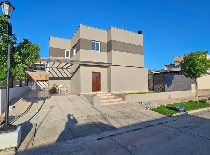 Casa · 190m² · 5 Ambientes · 2 Cocheras