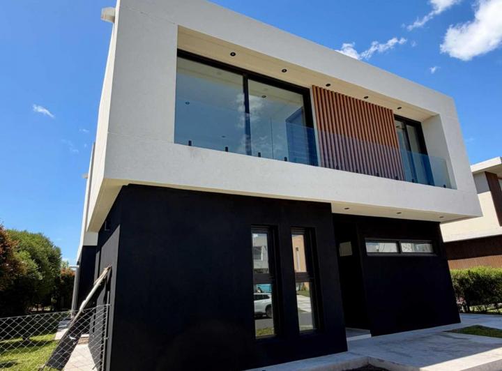 Casa · 244m² · 6 Ambientes · 3 Cocheras