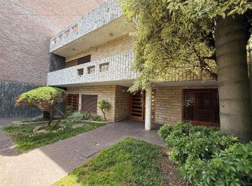 Casa · 300m² · 8 Ambientes · 3 Cocheras · Venta Casa 5 Dorm., Cochera y Pileta
