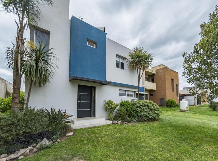 Casa · 180m² · 5 Ambientes · 2 Cocheras