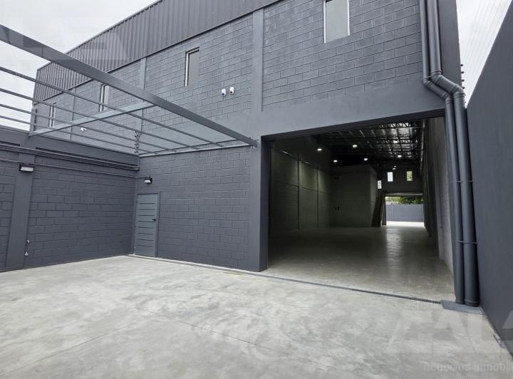Depósito · 320m² · 2 Cocheras