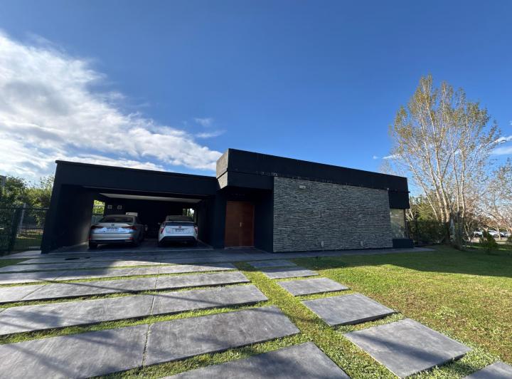 Casa · 344m² · 5 Ambientes · 2 Cocheras