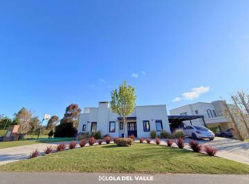 Casa · 160m² · 4 Ambientes · 3 Cocheras · Casa 4 Ambientes en Venta en Rumencó Joven