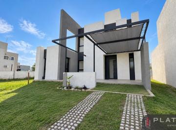 Casa · 130m² · 5 Ambientes · 1 Cochera · Casa en Alquiler de 3 Dorm. - Barrio Tejas 4