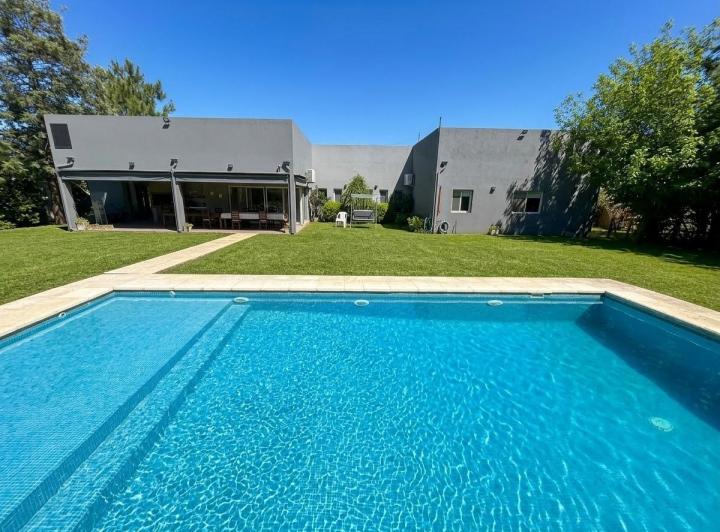 Casa · 240m² · 4 Ambientes · 2 Cocheras
