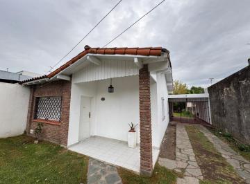 Casa de 4 ambientes, Lomas de Zamora · Impecable Chalet en Alquiler a Una Cuadra de Yrigoyen y Segui - Consultanos!