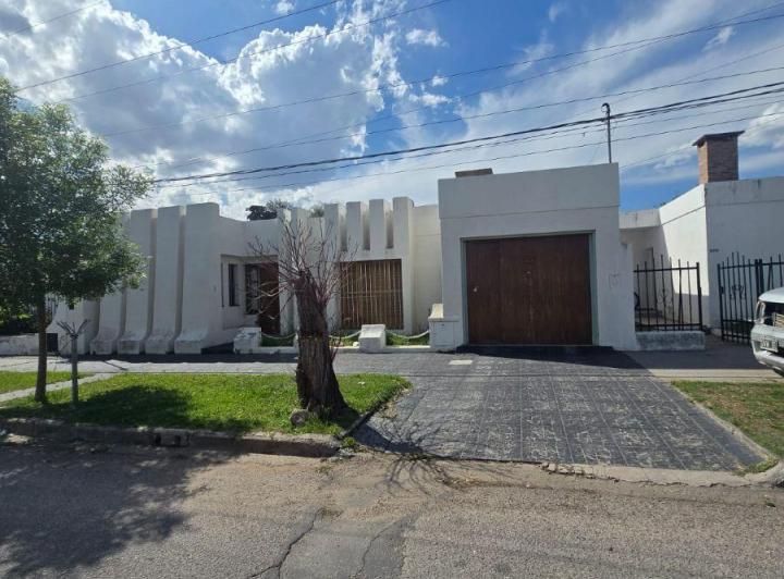 Casa · 188m² · 6 Ambientes · 3 Cocheras