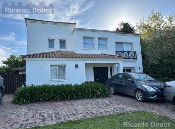 Casa · 300m² · 5 Dormitorios · Excelente Casa en Barrio El Lucero