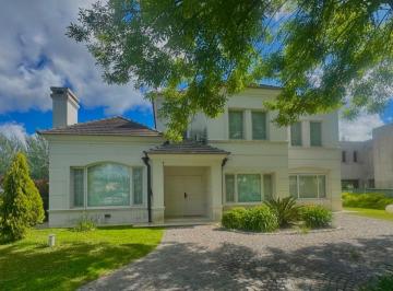 Casa · 247m² · 8 Ambientes · 1 Cochera · Casa a La Venta en Haras del Sur II