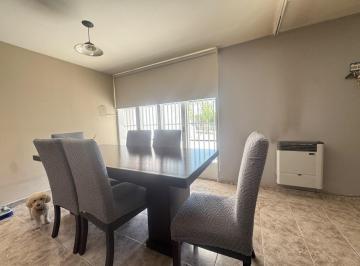 Casa · 111m² · 4 Ambientes · 2 Cocheras · Casa en Alquiler en Barrio Santa Ana
