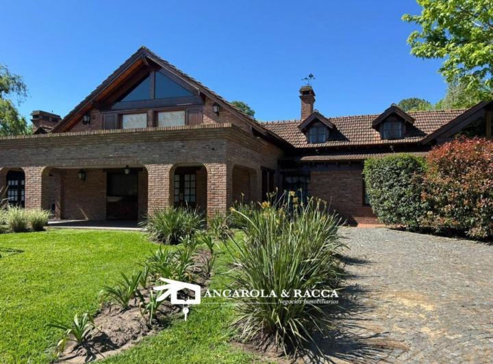 Casa · 450m² · 7 Ambientes · 2 Cocheras