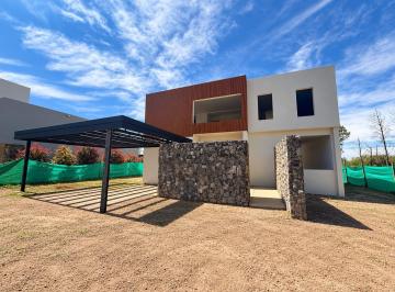 Casa · 350m² · 3 Ambientes · 3 Cocheras · ¡Oportunidad! Casa en Chacras de La Villa - 3 Dorm. ¡A Estrenar!
