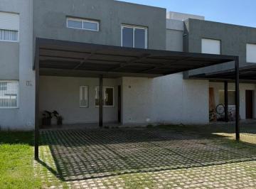 Casa · 130m² · 4 Ambientes · 2 Cocheras · Casa en Campo de Vuelo