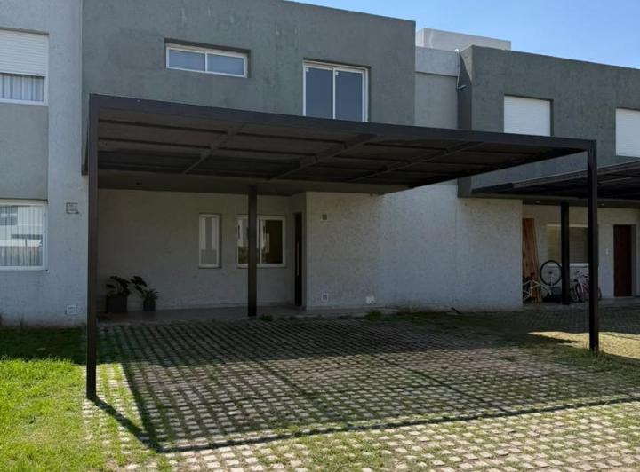 Casa · 130m² · 4 Ambientes · 2 Cocheras