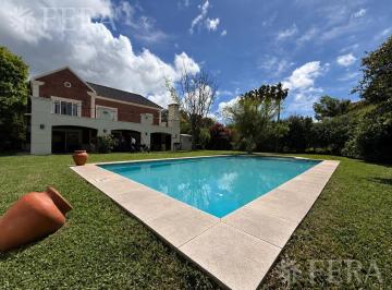 Casa · 260m² · 5 Ambientes · 10 Cocheras · Venta Casa 5 Ambientes con Parrilla y Piscina en Abril Club de Campo - Berazategui