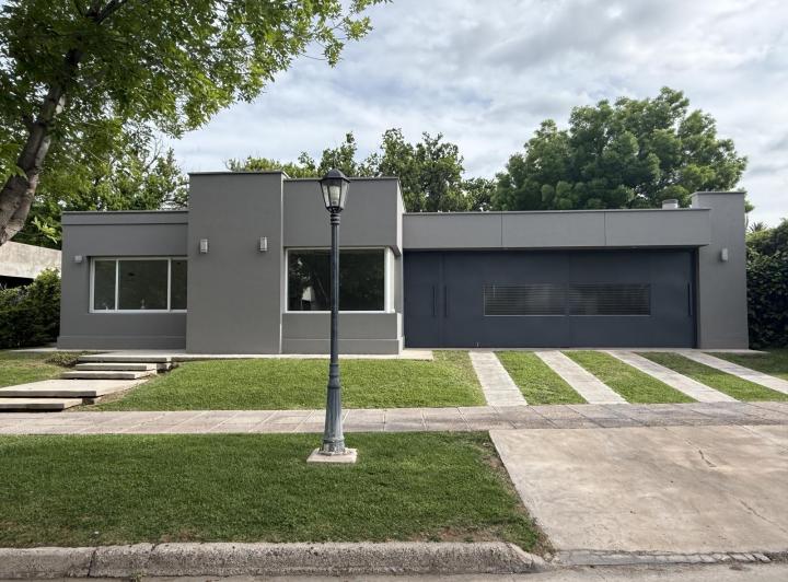 Casa · 208m² · 5 Ambientes · 1 Cochera
