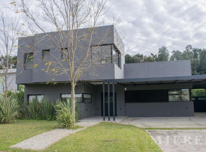 Casa · 185m² · 4 Ambientes · 2 Cocheras