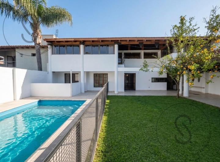 Casa · 340m² · 5 Ambientes · 1 Cochera