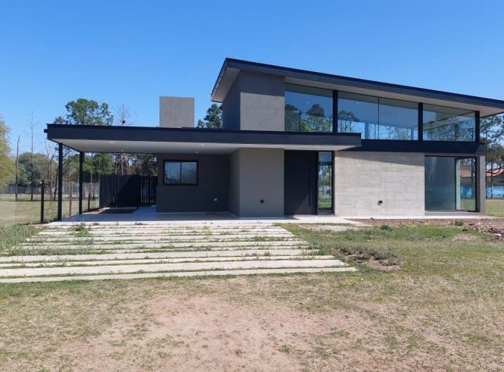 Casa · 236m² · 5 Ambientes · 2 Cocheras