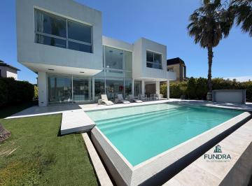 Casa · 311m² · 5 Ambientes · 2 Cocheras · Casa en Nuevo Quilmes a La Laguna 5 Ambientes