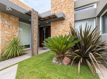 Casa · 140m² · 5 Ambientes · 1 Cochera · Casa - Venta - 3 Dorm. - 1 Planta - Pileta - Barrio La Yaya - El Challao - Mendoza
