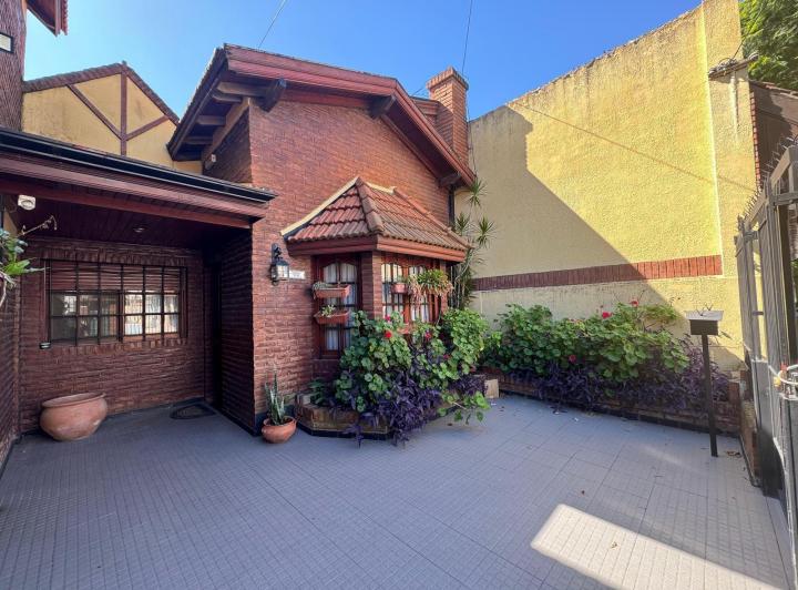 Casa · 180m² · 4 Ambientes · 2 Cocheras