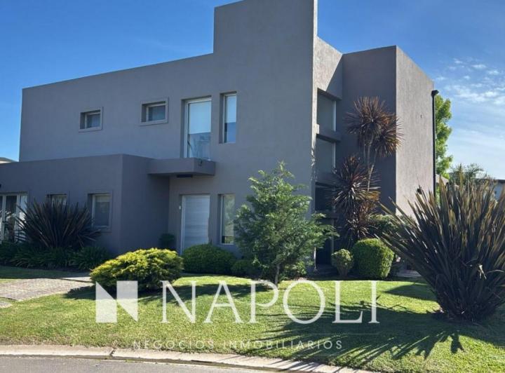 Casa · 224m² · 6 Ambientes · 2 Cocheras