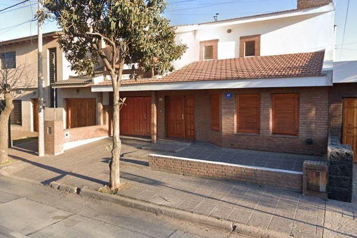Casa · 320m² · 3 Dormitorios · 2 Cocheras