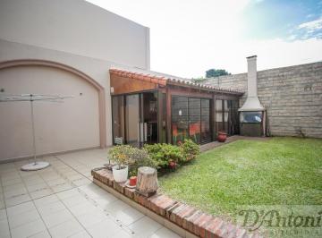 Casa · 251m² · 7 Ambientes · 1 Cochera · ¡La Casa Ideal Para Tu Familia! 7 Ambientes con Jardín y Quincho