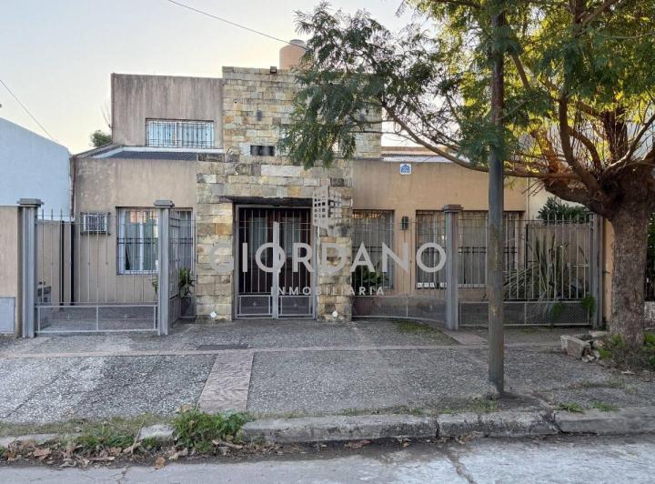 Casa · 210m² · 5 Ambientes · 4 Cocheras