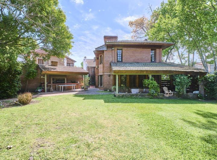 Casa · 350m² · 9 Ambientes · 2 Cocheras