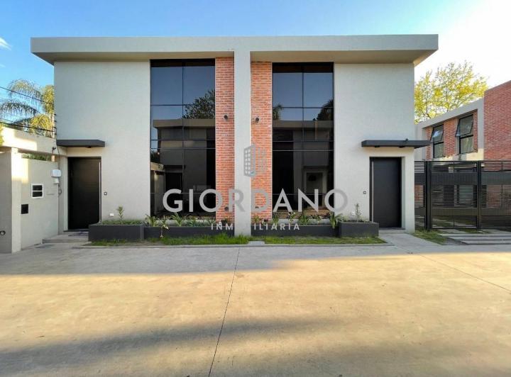 Casa · 105m² · 4 Ambientes · 2 Cocheras
