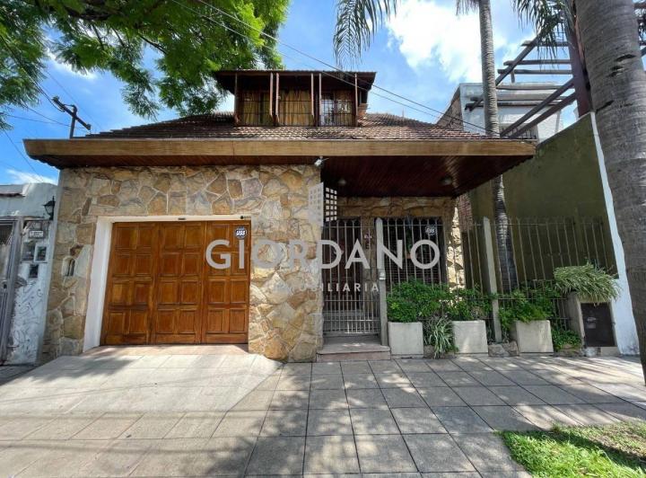 Casa · 180m² · 4 Ambientes · 2 Cocheras