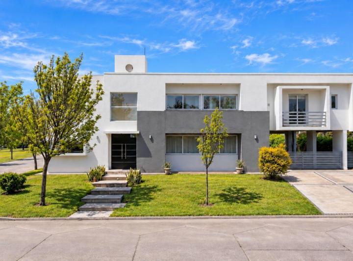 Casa · 397m² · 15 Ambientes · 4 Cocheras