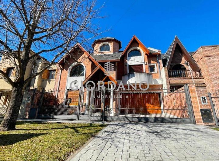 Casa · 234m² · 5 Ambientes · 4 Cocheras