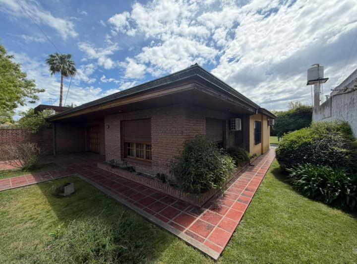 Casa · 240m² · 5 Ambientes · 1 Cochera