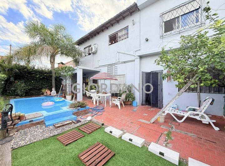 Casa · 200m² · 9 Ambientes