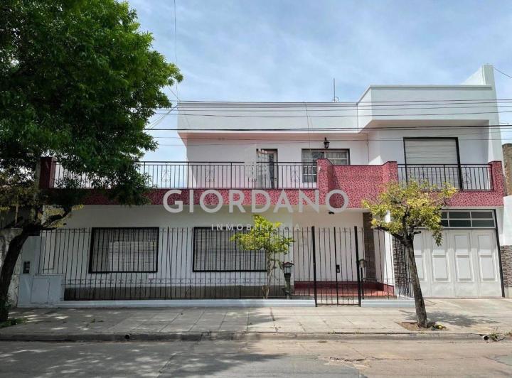 Casa · 320m² · 7 Ambientes · 3 Cocheras