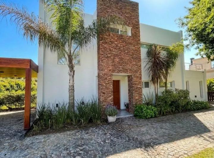 Casa · 232m² · 4 Ambientes · 2 Cocheras