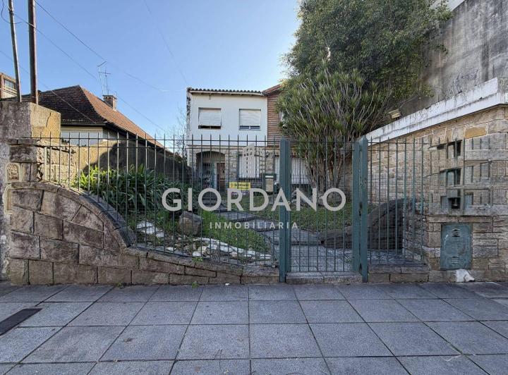 Casa · 300m² · 6 Ambientes · 1 Cochera