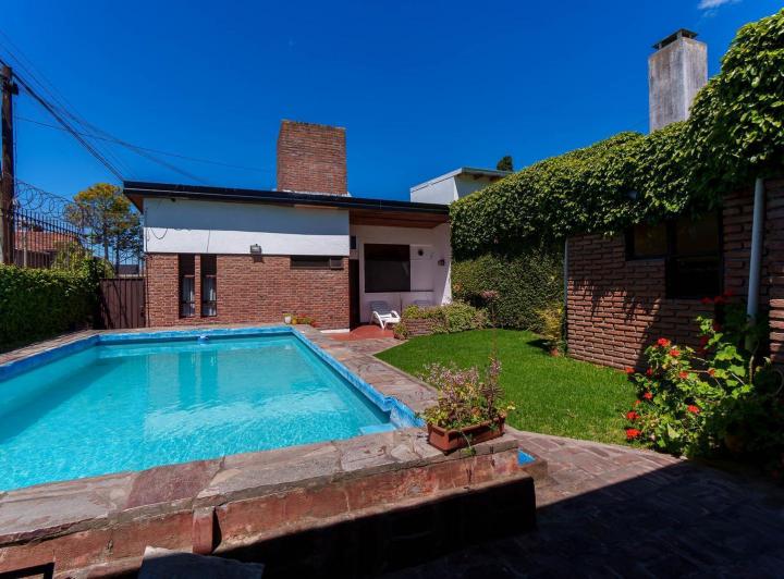 Casa · 330m² · 4 Ambientes · 2 Cocheras