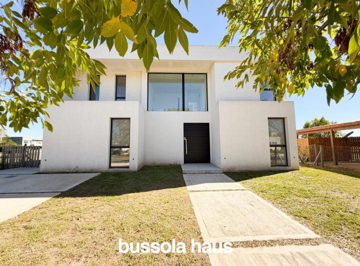 Casa · 220m² · 6 Ambientes