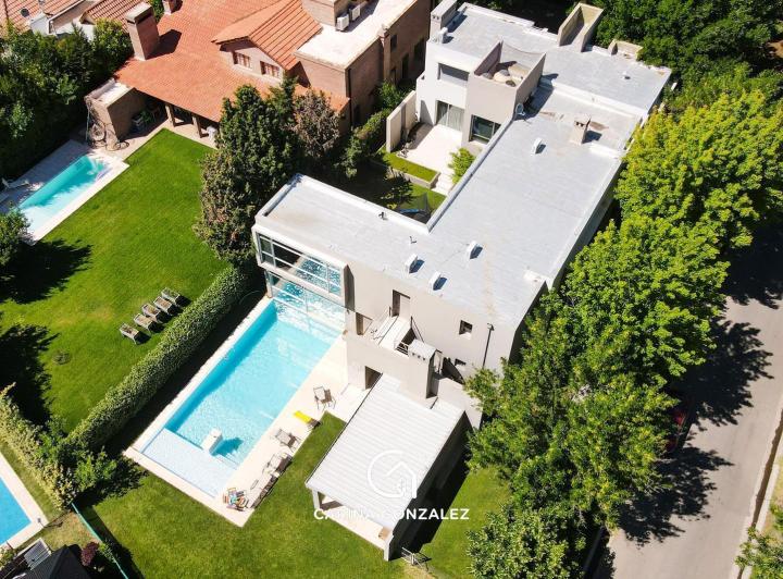Casa · 564m² · 8 Ambientes · 2 Cocheras