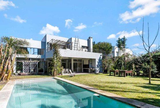 Casa · 222m² · 5 Ambientes · 1 Cochera
