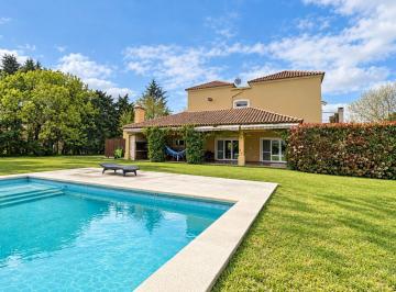 Casa · 300m² · 6 Ambientes · 3 Cocheras · Casa en Alquiler con Pileta en Spegazzini